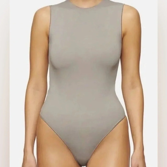 NWOT SKIMS ESSENTIAL CREW NECK SLEEVELESS BODYSUIT in Smoke 🚩 SOLD OUT COLOR - Picture 1 of 7